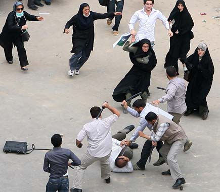 Una immagine delle proteste in Iran